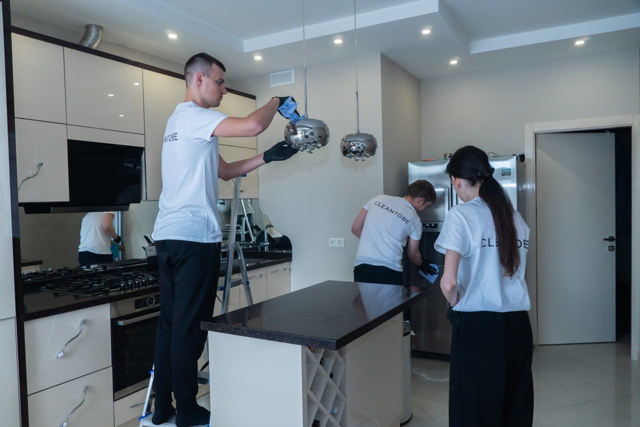Echipa CLEANTOBE curăță o bucătărie modernă într-un apartament din Chișinău