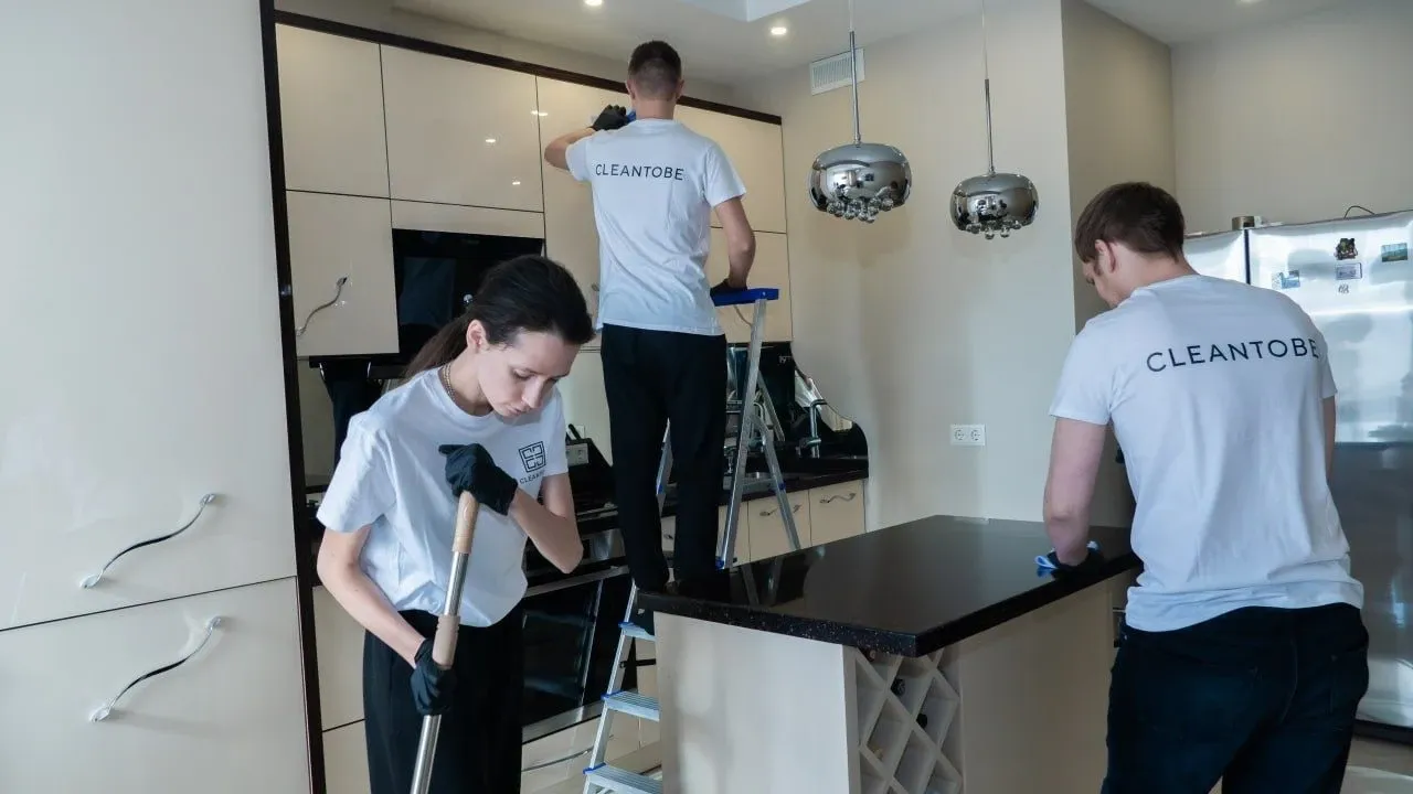 Echipa CLEANTOBE efectuează curățenie profesională într-un apartament din Chișinău